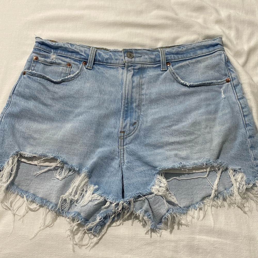 Abercrombie & Fitch High Rise curve love the Mom Shorts Distressed Raw Hem